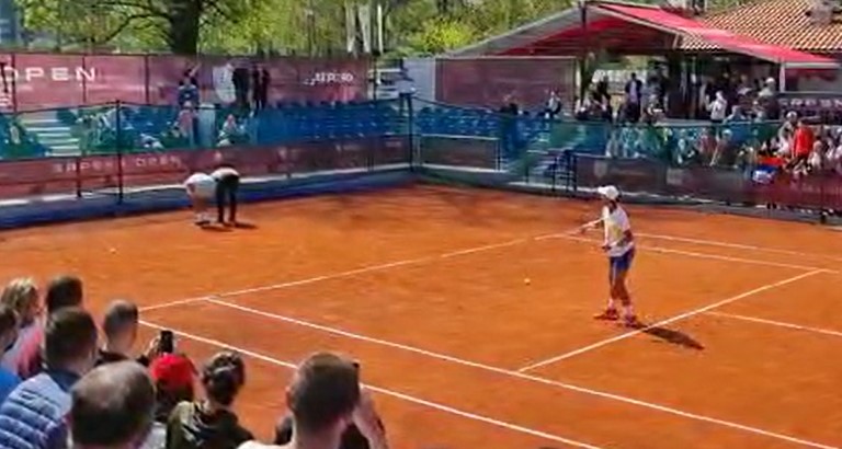 NIŠANIO ZADNJICU Đoković lopticama "kažnjavao" ljude iz tima, publika prasnula u smijeh (VIDEO)