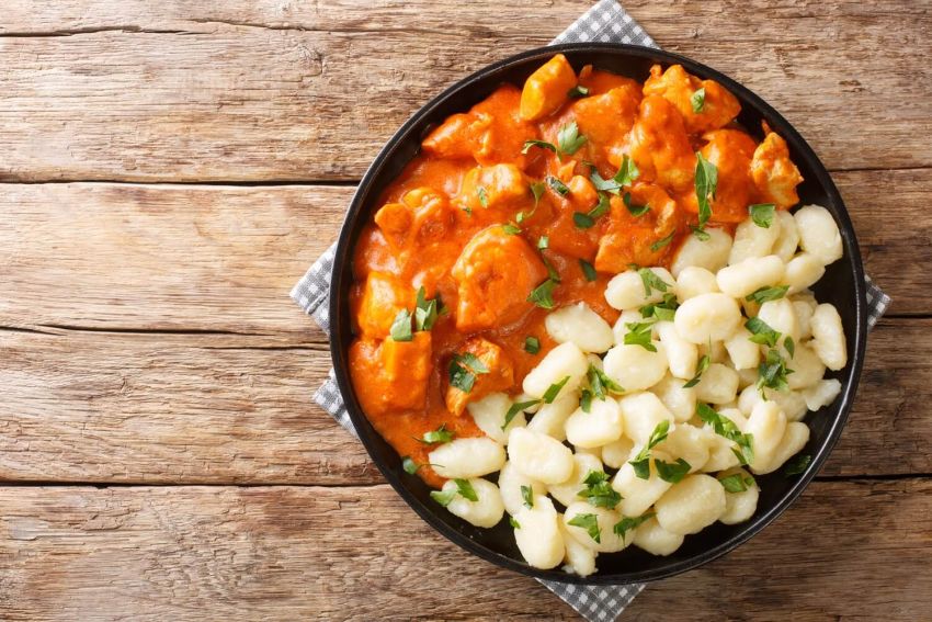 40 godina star recept za pileći paprikaš iz poznatog jugoslovenskog kuvara oboriće vas s nogu