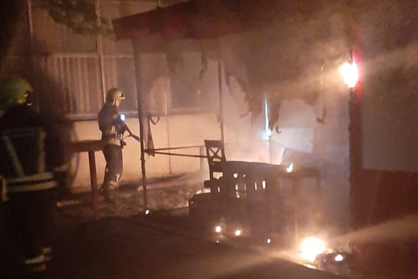 PUNE RUKE POSLA BANJALUČKIM VATROGASCIMA Gorjeli roštiljnica i automobili (FOTO)