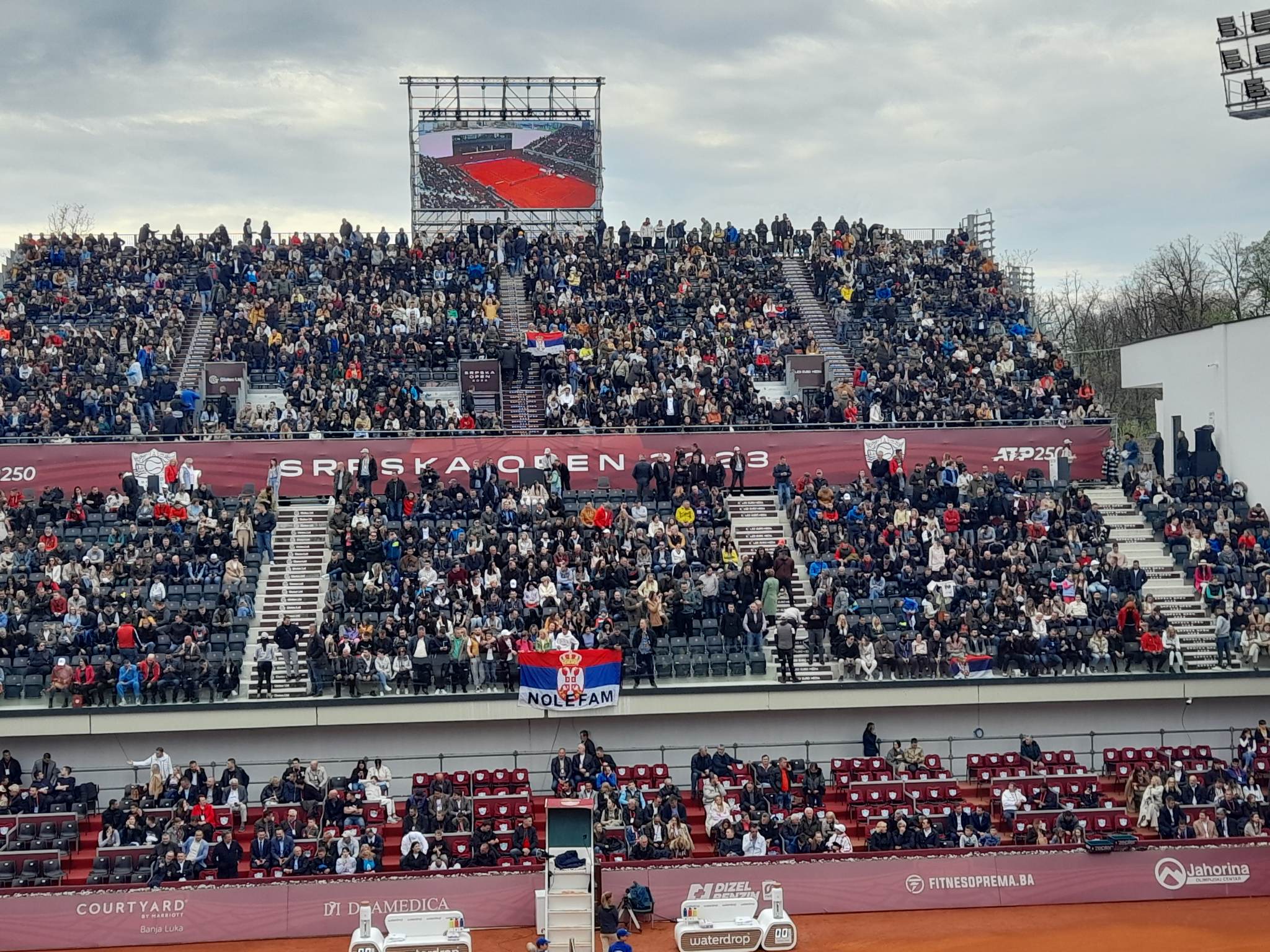 TRIBINE POPUNJENE DO POSLJEDNJEG MJESTA Građani ovacijama dočekali Novaka Đokovića na Srpska openu! (FOTO/VIDEO)
