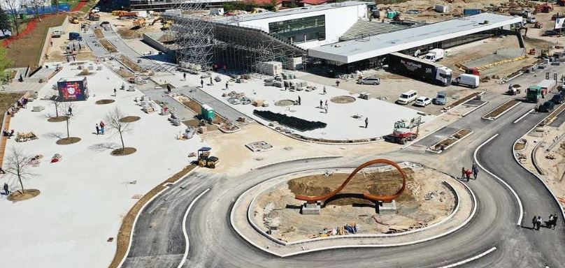 POSLJEDNJI DETALJI ZA "SRPSKA OPEN" Impozantna skulptura reketa visoka 5 metara krasiće “rotor” kružni tok (VIDEO)