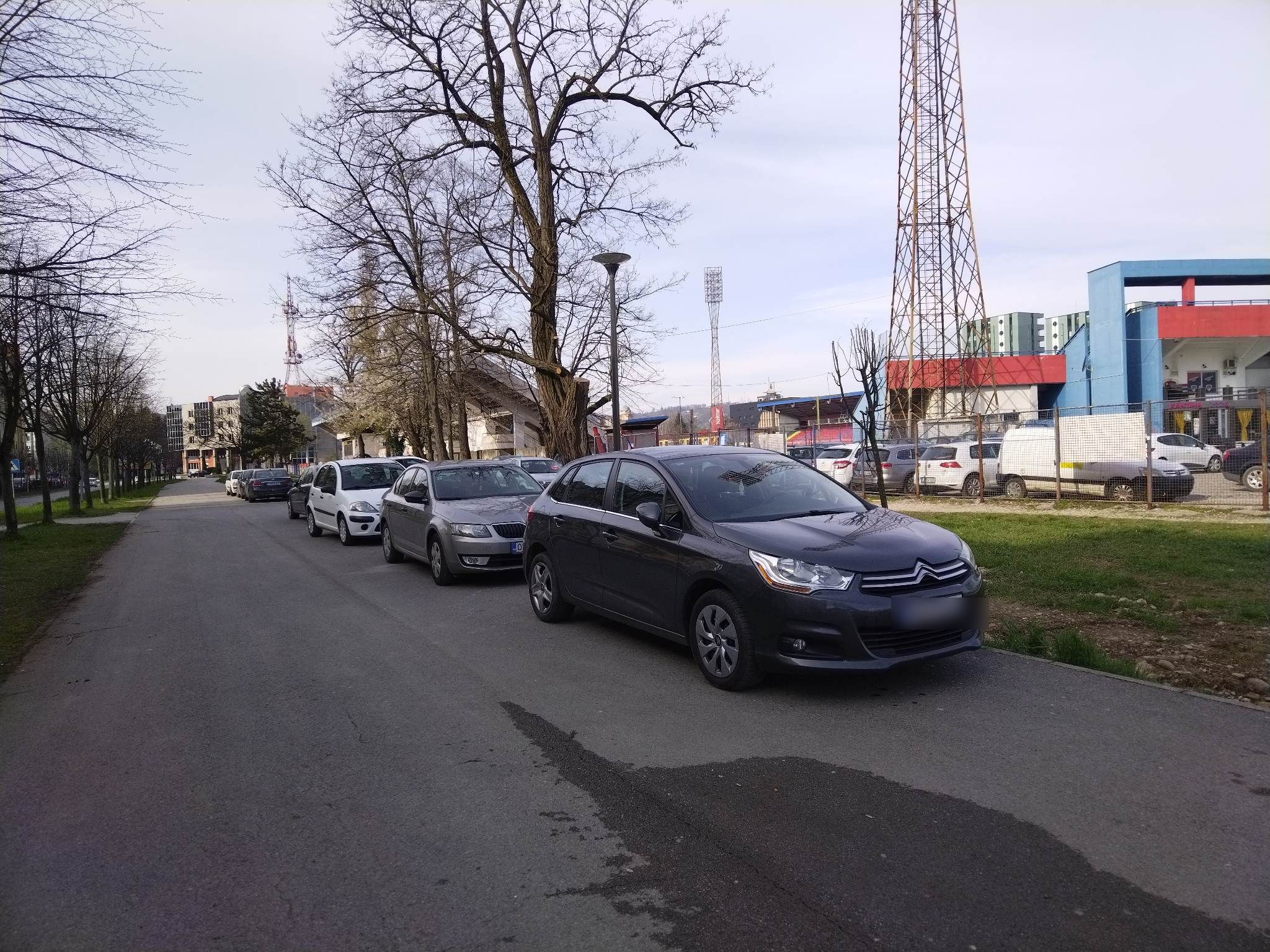 "NE ZNAM ZAŠTO NIKO NE REAGUJE, BEZOBRAZLUK" Bahati vozači okupirali trotoare i zelene površine u Banjaluci (FOTO)