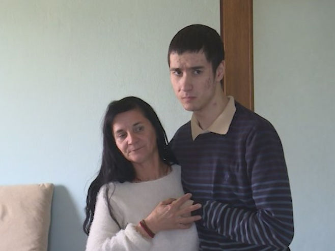SVI ZA VIGNJEVIĆE Samohrana majka i oboljeli sin trebaju našu pomoć: Žive od 300 KM mjesečno, krov nad glavom im prokišnjava (VIDEO)