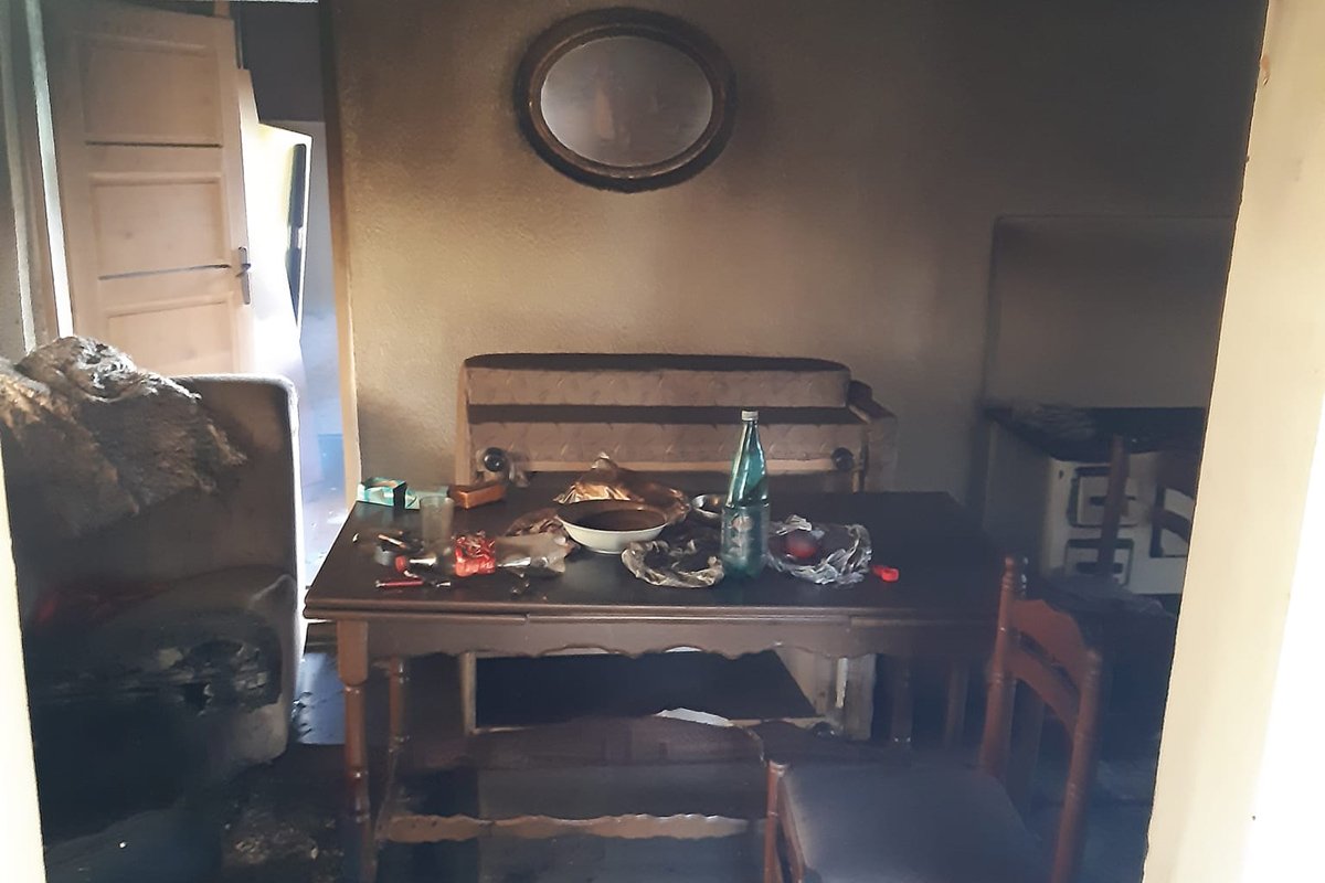 DETALJI TRAGEDIJE U VITEZU: Oca i sina ugušio dim u snu, opušak cigarete zapalilo kauč