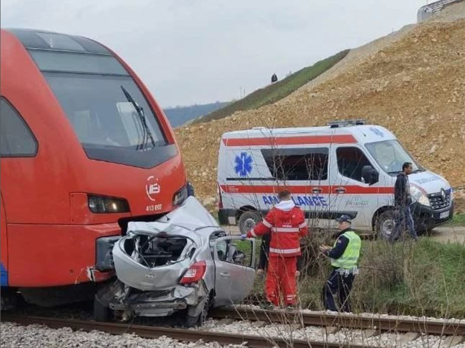 TRAGEDIJA NA PRUZI: Voz naletio na automobil, žena poginula na licu mjesta (FOTO)