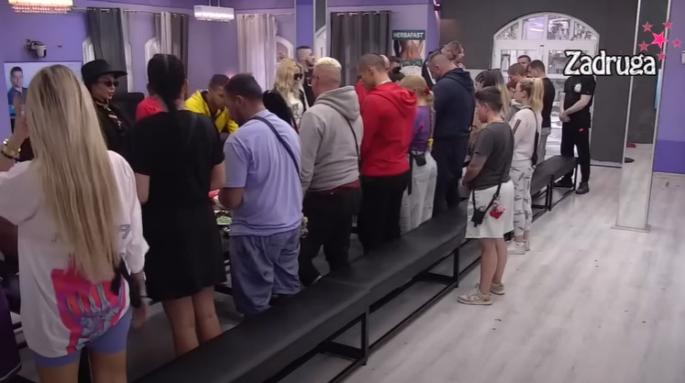 VELIKI PETAK U "ZADRUZI": Rijaliti učesnici servirali hranu, pa uradili nešto što javnost nije očekivala od njih (VIDEO)