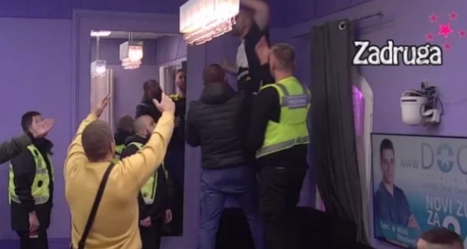 "NEĆU TI DATI DA ŽIVIŠ" Zvezdan kao razjarena zvijer lomi sve pred sobom, čupa luster i prijeti bivšoj ženi (FOTO)