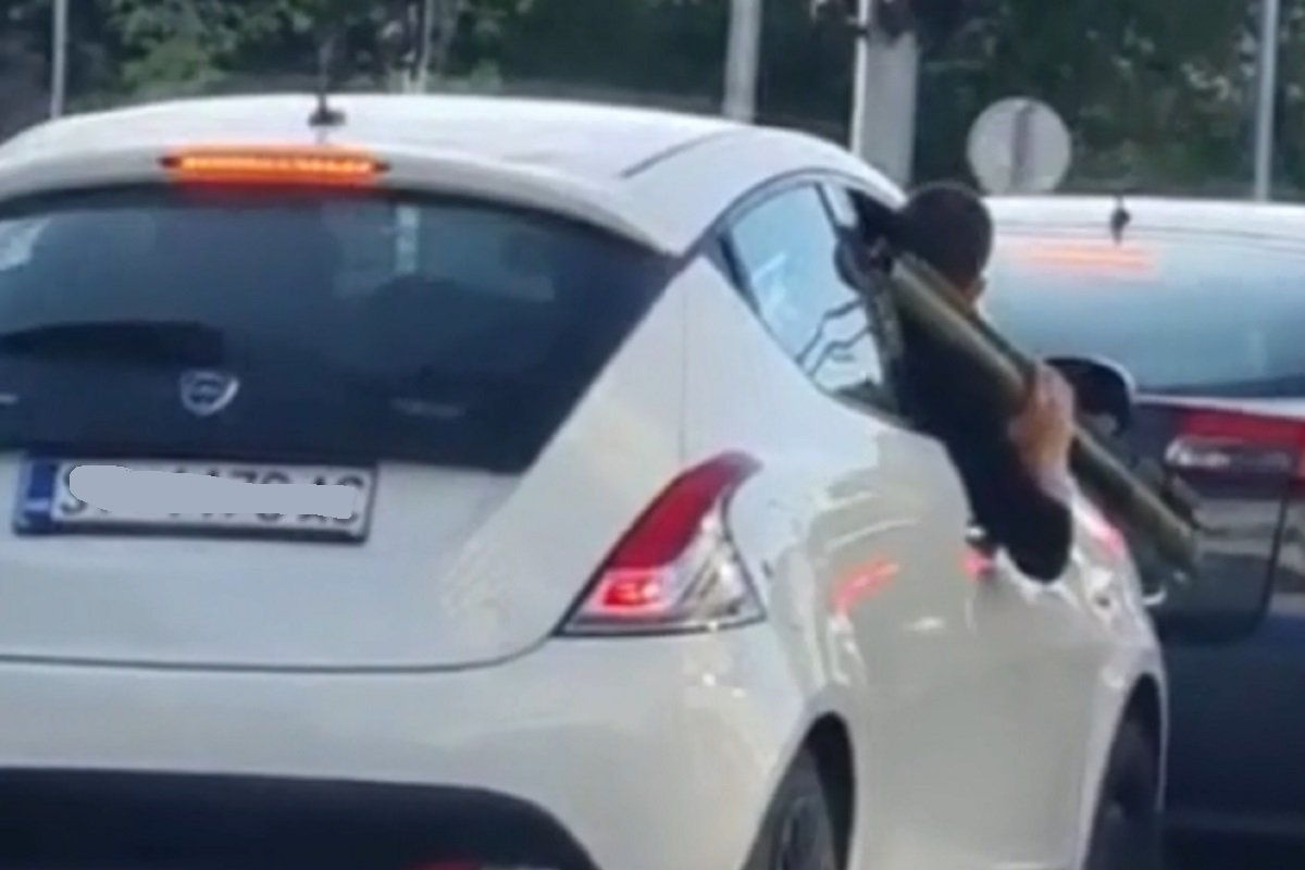 NEVJEROVATAN SNIMAK U Zadru iz auta izvadio zolju i mahao njome (VIDEO)