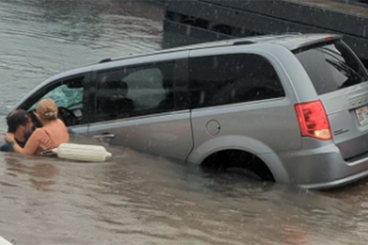 IZLET SIGURNO NIJE OVAKO ZAMIŠLJALA Pratila navigaciju, pa završila u okeanu (VIDEO)