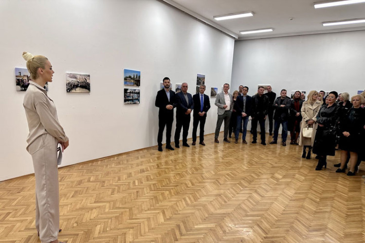 U Prijedoru otvorena izložba fotografija “Prijedor u slikama”