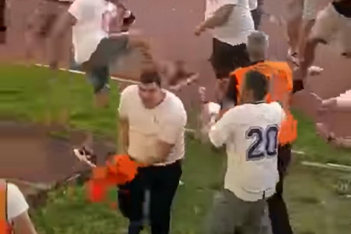 INCIDENT NA UTAKMICI Grupa navijača Hajduka krvnički pretukla redara (VIDEO)