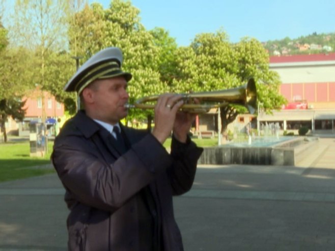 DOBOJ SE NE ODRIČE TRADICIJE Prvomajski uranak uz zvuke duvačkog orkestra (VIDEO)