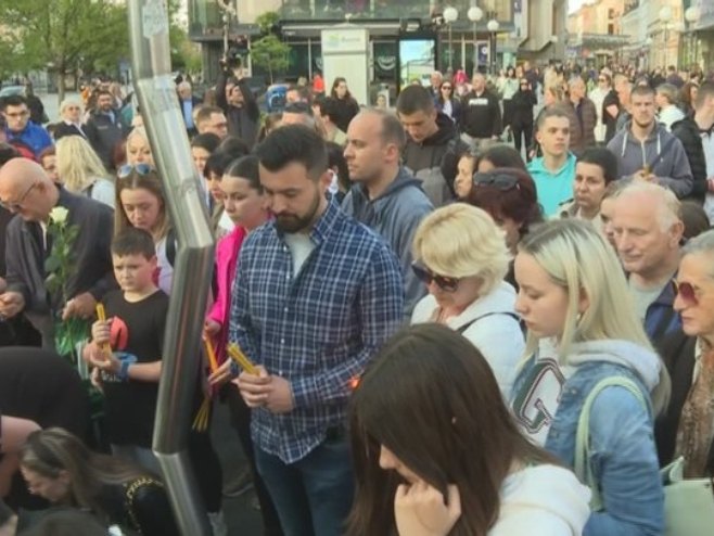 TUGA I U GRADU NA VRBASU I Banjalučani odaju počast ubijenoj djeci