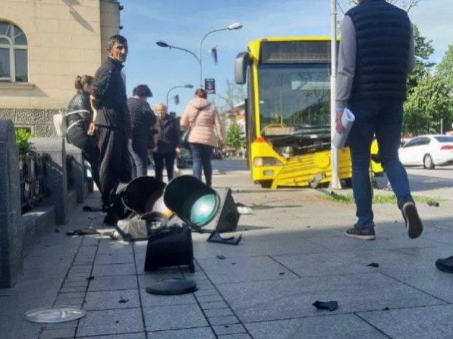 AUTOBUS UDARIO U STUB Povrijeđena žena u nesreći u Banjaluci