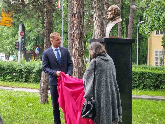 U Banjaluci otkrivena spomen-bista profesoru Predragu Gugi Lazareviću