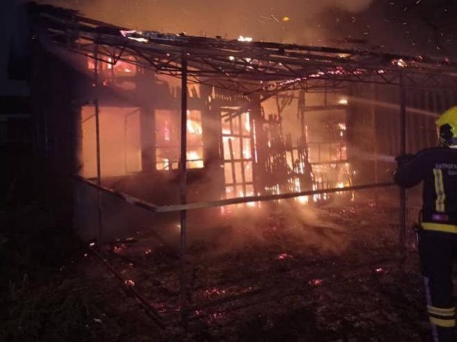 OSAM VATROGASACA NA TERENU Požar u Banjaluci, izgorio ugostiteljski objekat (FOTO)