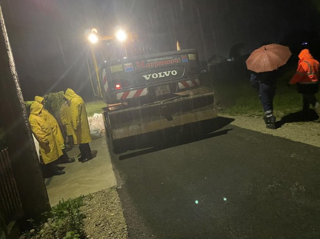 Vreće sa pijeskom se preventivno postavljaju u naselju Vrbica kod Prijedora (FOTO)