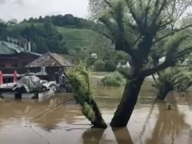 VODA UŠLA U STAMBENE OBJEKTE Rijeke Una i Sana u Novom Gradu u porastu (VIDEO)