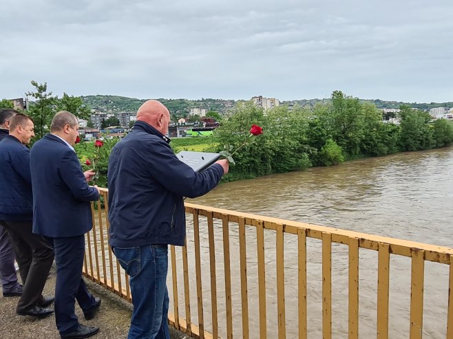 Spuštene ruže u Bosnu kao znak sjećanja na stradale u majskim poplavama (FOTO)