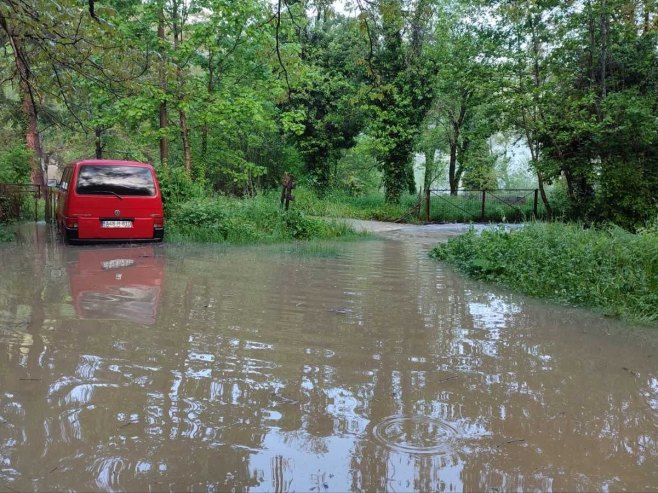 NEMA PITKE VODE Domaćinstva u Martin Brodu ugrožena zbog izlijevanja Une (FOTO/VIDEO)