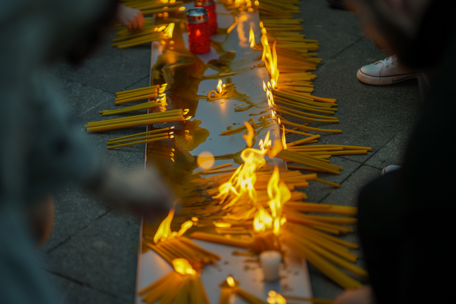 AMBASADE ŠIROM SVIJETA OTVORILE KNJIGE ŽALOSTI NAKON TRAGEDIJE U SRBIJI U Vašingtonu, Njujorku i Čikagu zastave na pola koplja, u crkvama pomen žrtvama