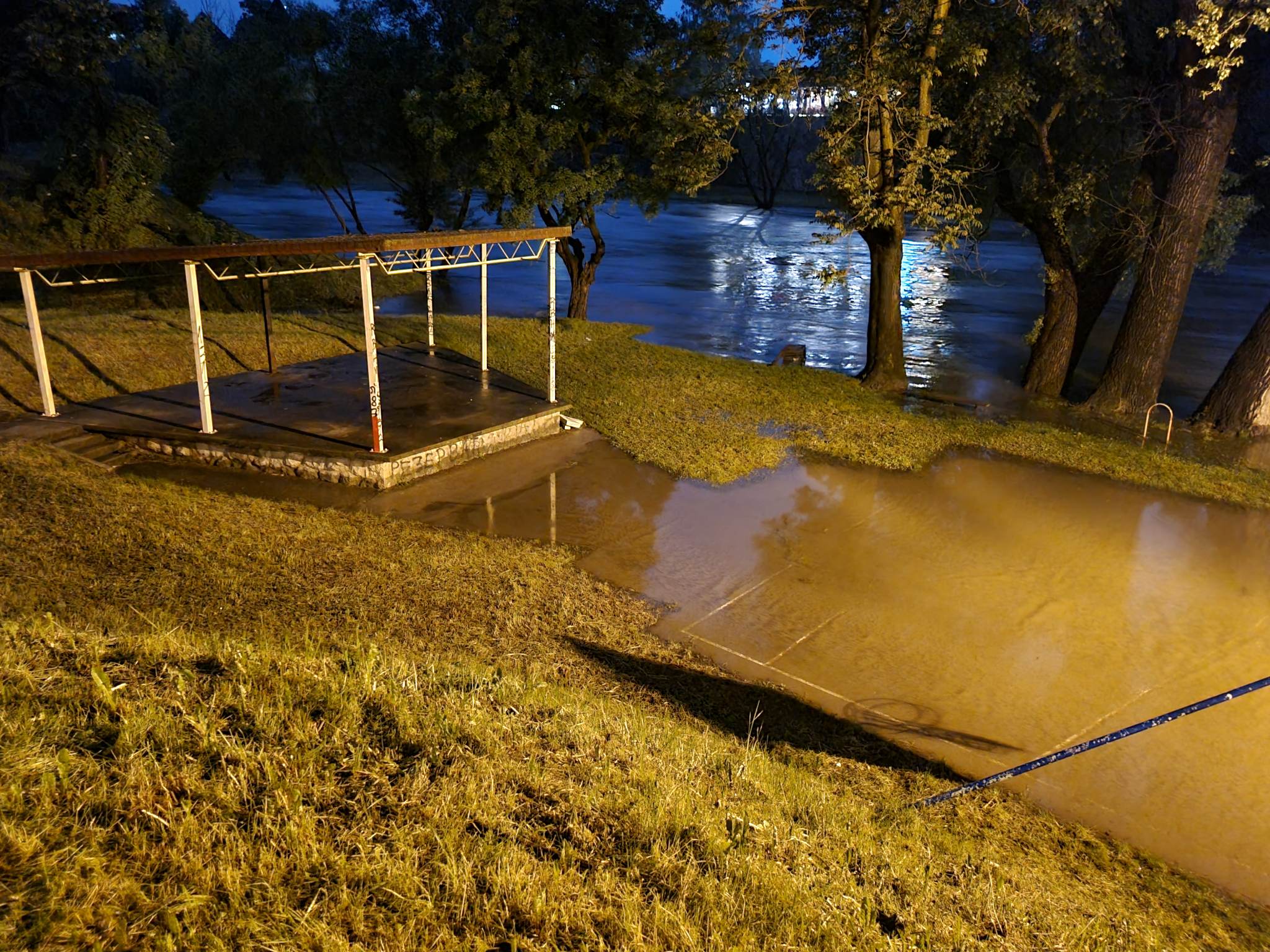 IMAJU LI BANJALUČANI RAZLOGA ZA BRIGU? Vrbas poplavio šetalište u Obilićevu! Građani u strahu: Nije svejedno vidjeti ovakvu silu (FOTO/VIDEO)