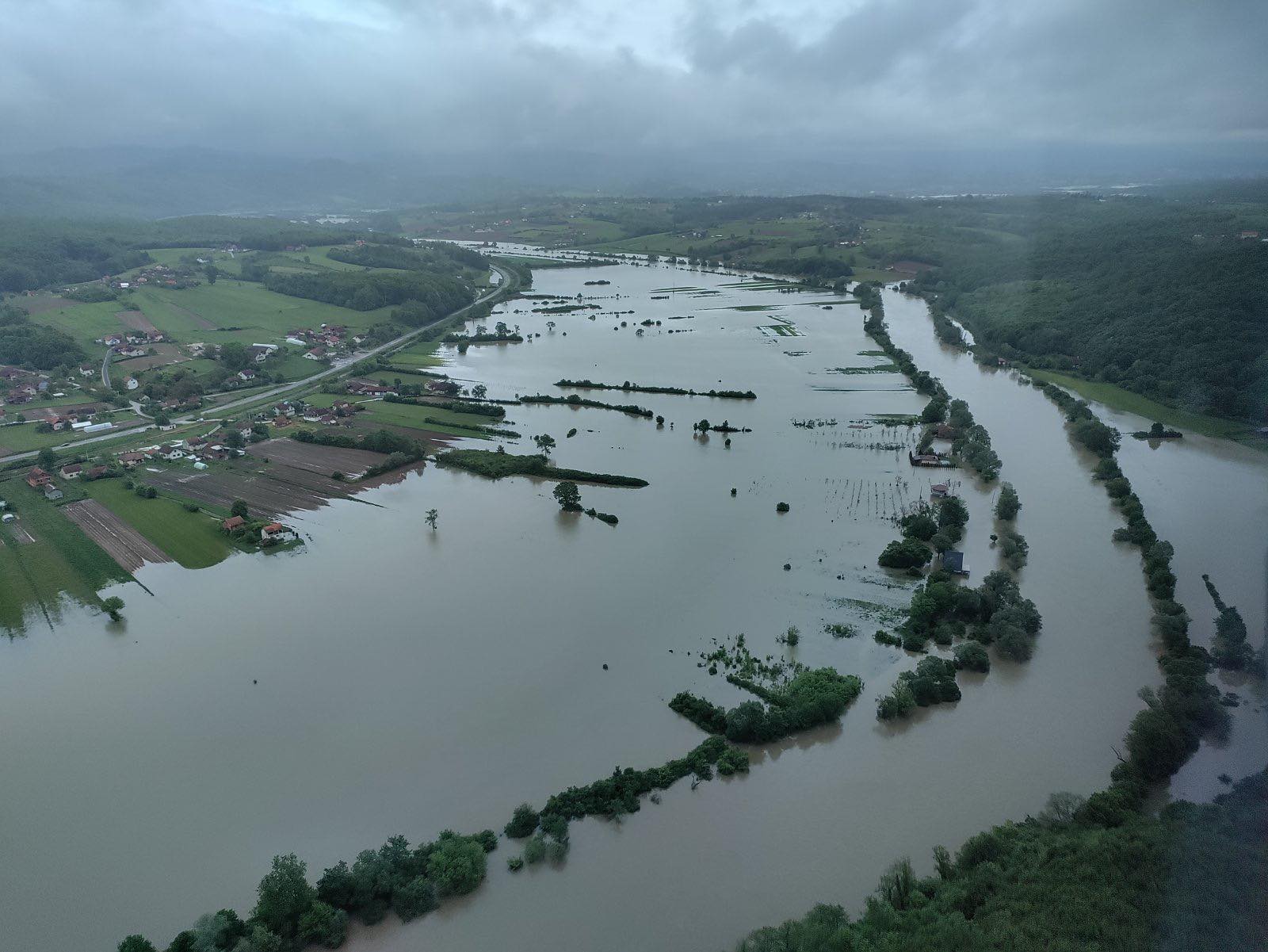 JEZIVO! Pogledajte kako iz vazduha izgleda potopljeni Prijedor (FOTO)
