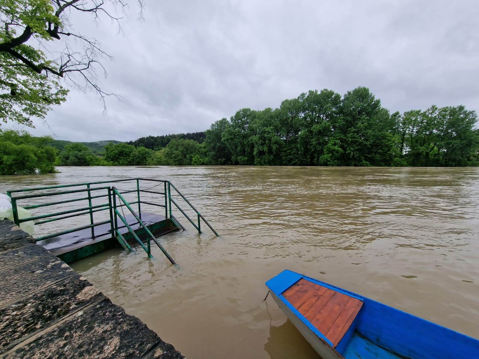 ALOONLINE U NOVOM GRADU Mještani strahuju od najgoreg: Da nema keja potopilo bi sve (FOTO/VIDEO)