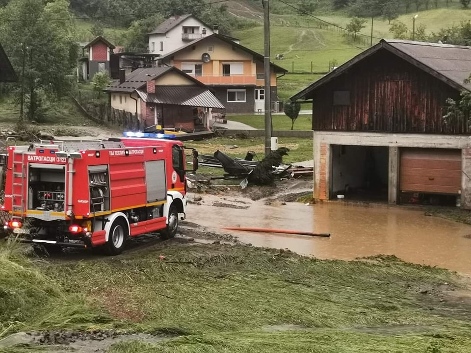 APOKALIPTIČNI PRIZORI IZ TESLIĆA Poplavljeno oko 30 objekata: U jednoj kući voda bila viša od metar! (FOTO/VIDEO)