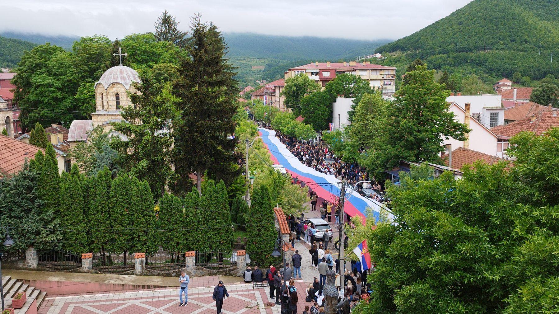 Mirna noć na sjeveru Kosova i Metohije, Kfor na svim prilazima Zvečanu