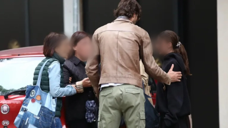 Glumac Marko Janketić ispred škole na Vračaru u kojoj je došlo do pucnjave