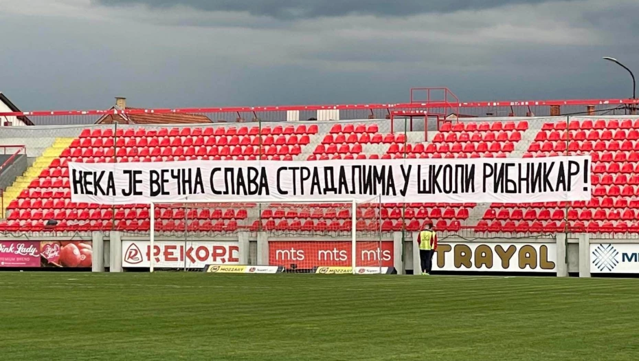 NEMA NAVIJANJA NA ZVEZDINOJ UTAKMICI Na tribini transparent koji tjera suze na oči (FOTO)