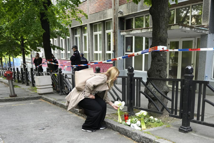 MAJKA DJEČAKA UBICE NEGIRALA KRIVICU Roditelji ubijene djece u Ribnikaru napustili sudnicu, tokom pauze zapisivali pitanja