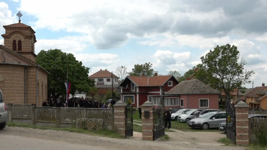 NA HILJADE LJUDI ISPRAĆA TROJE NASTRADALIH U MASAKRU KOD MLADENOVCA Sahranjeno troje ubijenih u selu Dubona