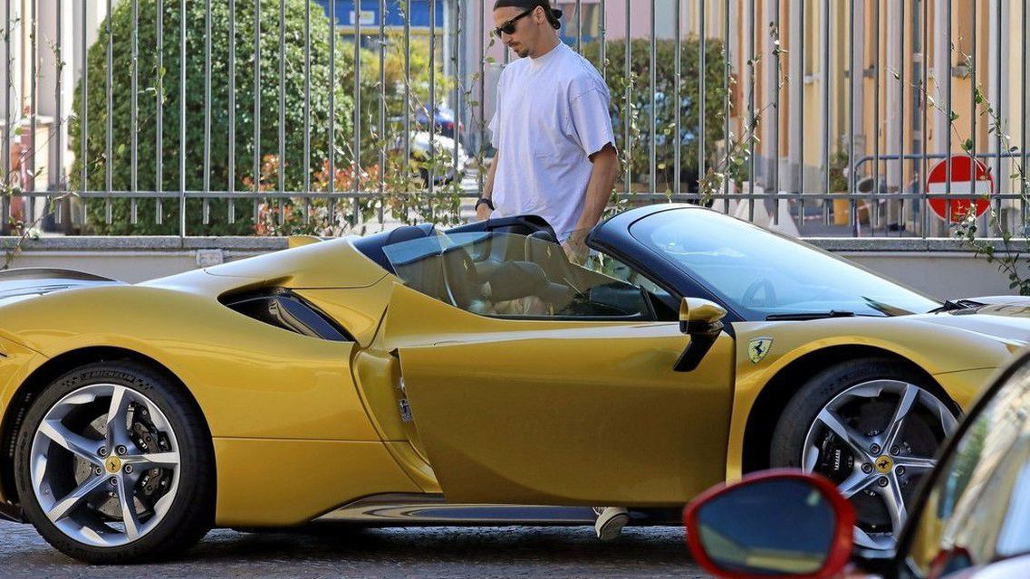 ZAVIRITE U GARAŽU ZLATANA IBRAHIMOVIĆA Obožava Ferari, ali jedan automobil se posebno izdvaja