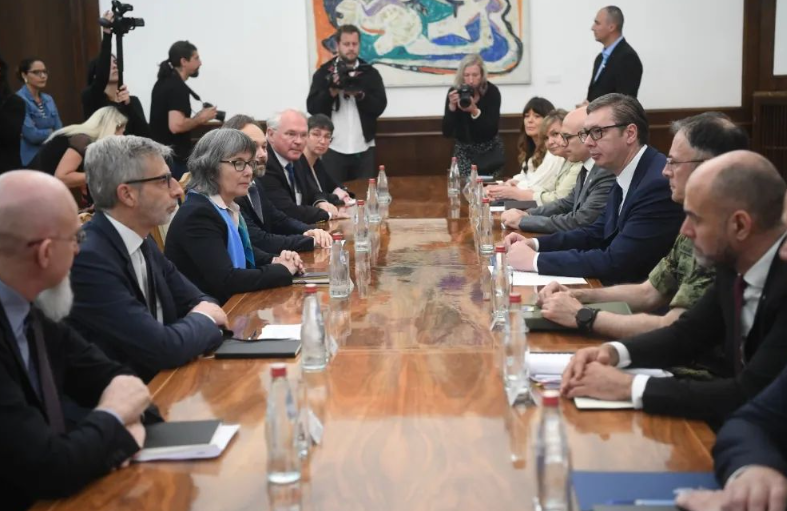 VUČIĆ IZVIJESTIO AMBASADORE SAD I EVROPSKIH ZEMALJA Jednostrani potezi Prištine dovode do nasilja nad srpskom zajednicom!