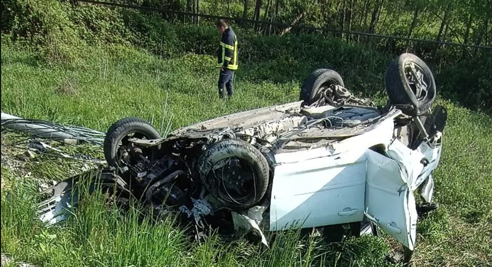 NESREĆA U STANARIMA Automobil završio smrskan na krovu
