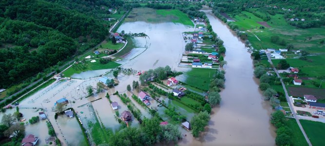 SITUACIJA U BIHAĆU ALARMANTNA Sve nadležne službe danonoćno na terenu, građani prave nasipe (FOTO/VIDEO)