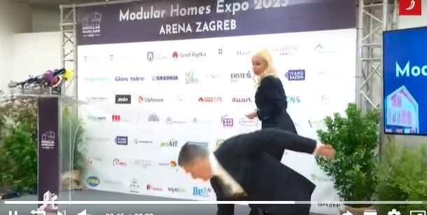 IZGUBIO RAVNOTEŽU Milanović zamalo pao pri silasku sa bine (FOTO)