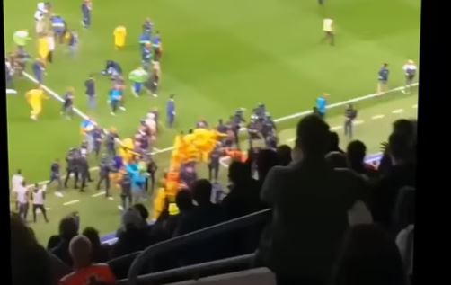 Haos na terenu, navijači jurili igrače Barselone (VIDEO)
