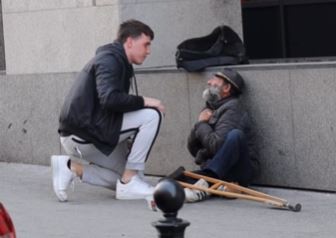 "JA ŽIVIM NA ULICI, NEMAM NIGDJE NIŠTA" Poznati srpski influenser tražio novac od beskućnika Dragiše, njegova reakcija slama srca (VIDEO)