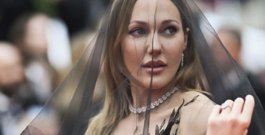 ODUŠEVILA PUBLIKU ELEGANCIJOM Popularna Hurem privukla pažnju crnim velom na crvenom tepihu u Kanu (FOTO)