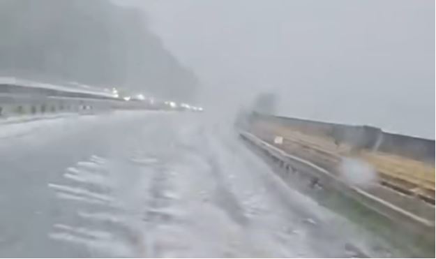 KIŠA I LED OTEŽALI SAOBRAĆAJ Jako nevrijeme zahvatilo Sloveniju (VIDEO)