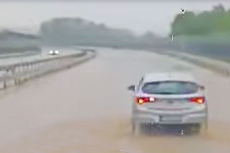 ZBOG INTENZIVNIH PADAVINA Voda se izlila na autoput "9. januar" (VIDEO)