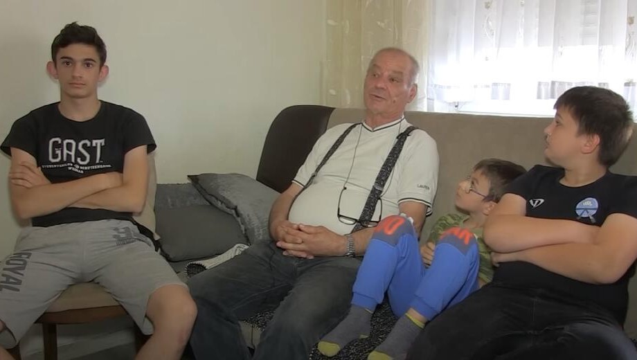 KADA SU SE RAZVELI SIN I SNAJA, DEDA USVOJIO 3 UNUKA: "Uzeo sam ih za ruke i doveo kući"