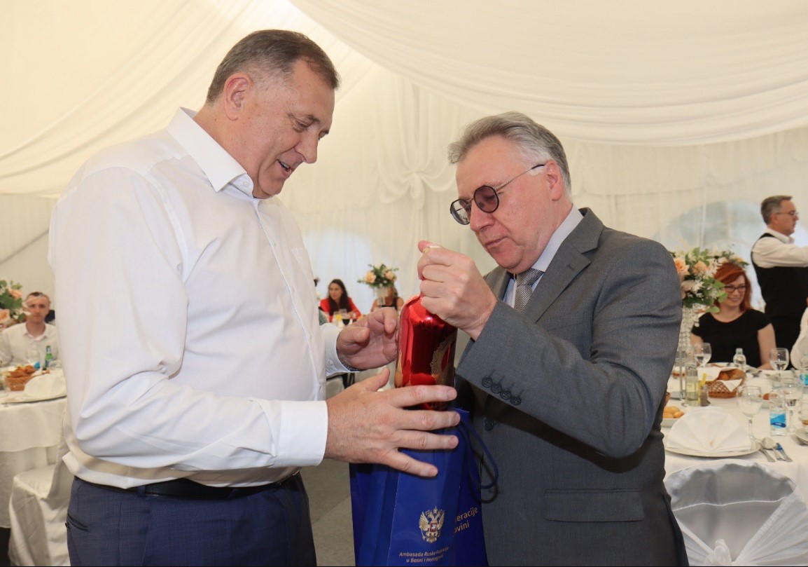 KAO I BROJNE PORODICE U REPUBLICI SRPSKOJ Dodik proslavio krsnu slavu, među gostima i ambasadori (FOTO/VIDEO)