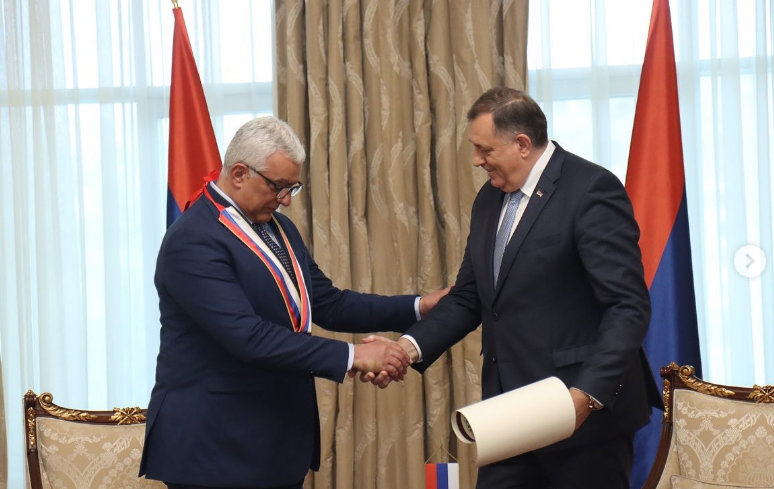 Dodik odlikovao Andriju Mandića