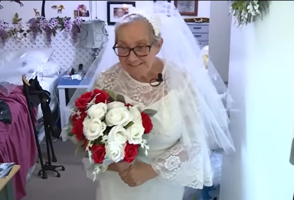 BAKA (77) STALA NA LUDI KAMEN Sve šokiralo za koga se udala, ali reakcija njene kćerke je fantastična (VIDEO)