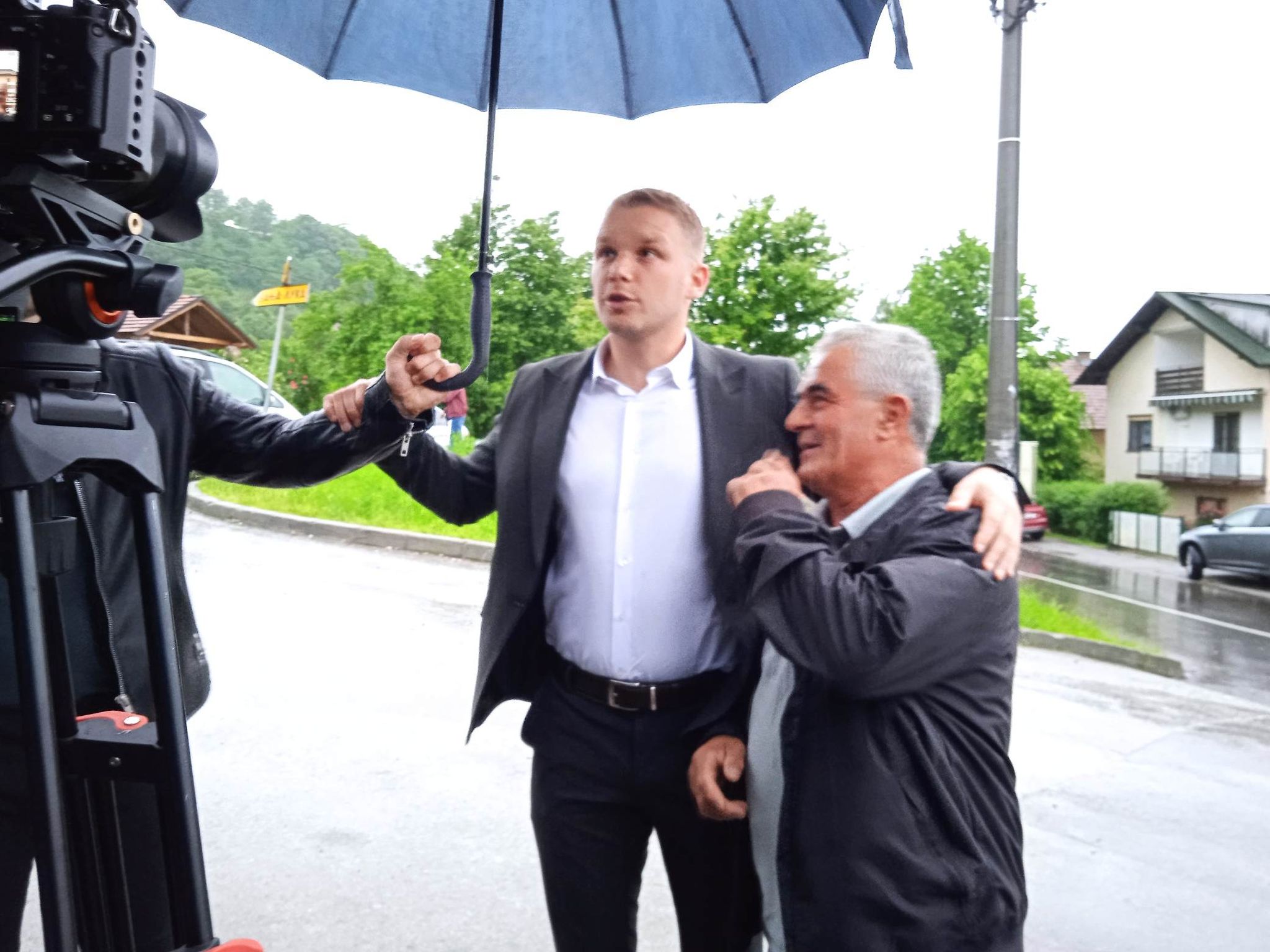 STANIVUKOVIĆ U TUZLANSKOJ ULICI Otkrio koliko je koštala rekonstrukcija i najavio nove projekte u ovom dijelu grada (FOTO/VIDEO)