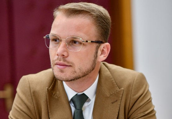 "IZMISLIĆE RAZLOG DA NE DOĐU" Stanivuković: Do sada su mogli pročitati i Bibliju i sva Jevanđelja, a ne dnevni red